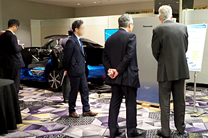 会場展示される燃料電池自動車模型と定置用燃料電池模型を見学する参加者
