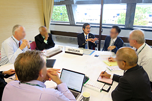 Photo of Chairman Ishizuka engaged in discussion at 