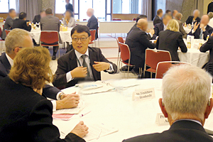 Photo of Executive Director Mitsuhashi participating in FAPM discussion