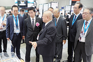 Photo of METI State Minister Makihara visiting NEDO booth