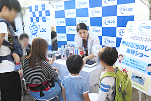 Photo of experiment demonstrating fuel cell vehicle technology