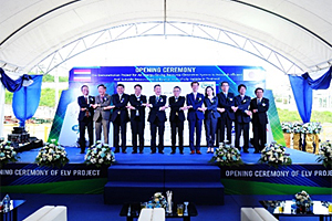 Photo of Japanese and Thai representatives after ribbon-cutting ceremony