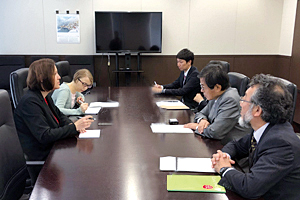 Photo of discussion at meeting between NEDO Chairman Ishizuka and Ambassador Polak Petrič