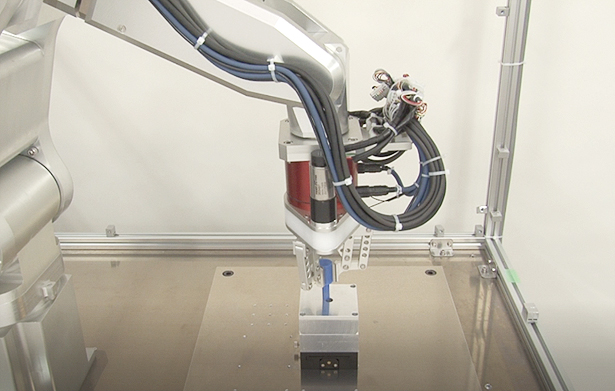 HDR力覚センサーを用いた組み立てロボットの写真