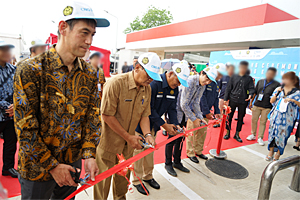 Photo of ribbon-cutting at ceremony
