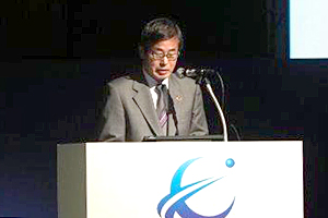 Photo of NEDO Chairman ISHIZUKA Hiroaki delivering remarks on first day of symposium