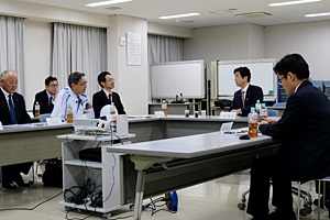 Photo of METI State Minister Makihara engaged in discussions