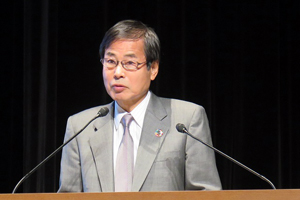 Photo of NEDO Chairman ISHIZUKA Hiroaki delivering closing remarks