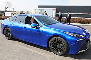 開発中の次世代燃料電池自動車に乗車する安倍総理大臣の写真