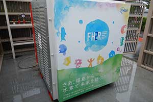 あづま総合運動公園の純水素燃料電池に接続されたFH2Rから出荷された圧縮水素カードルの写真