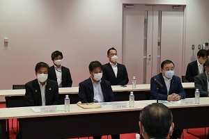 梶山大臣との意見交換の様子（国際間水素サプライチェーン実証事業）の写真