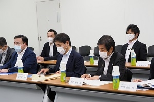 梶山大臣との意見交換の様子（人工光合成プロジェクト）の写真