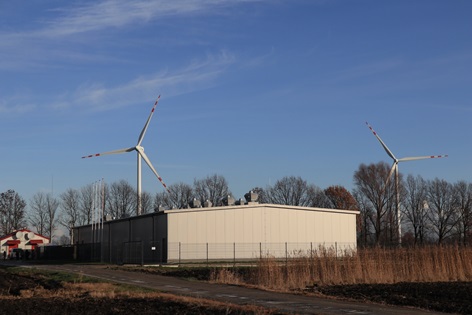 The hybrid BESS building installed next to the Bystra Wind Farm