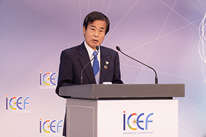 ICEFで閉会挨拶を行う石塚理事長の写真