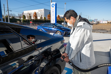 燃料電池自動車へ水素が充填される様子の写真