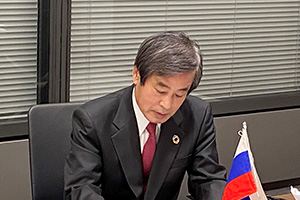 Photo of NEDO Chairman ISHIZUKA giving a speech