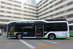 FH2R水素が一部で活用される燃料電池バス（都営バス）の写真