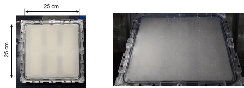 光触媒パネル反応器の基本単位（左）と紫外光照射時の水分解反応時の様子（右）