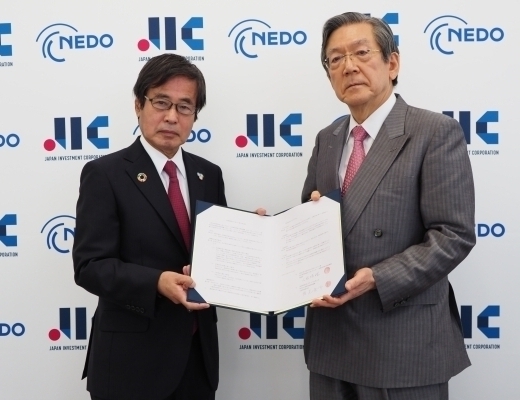締結式の様子画像(左:NEDO理事長 石塚 博昭、右:JIC代表取締役社長CEO 横尾 敬介)