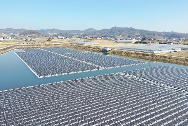 水上設置型太陽光発電システムの画像