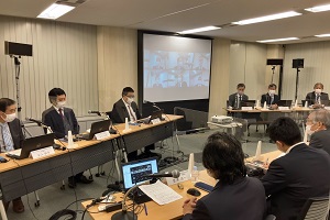 関係省庁、産総研、半導体メーカー、大学の方が登壇し、成果の最大化に向けた議論を行っている様子