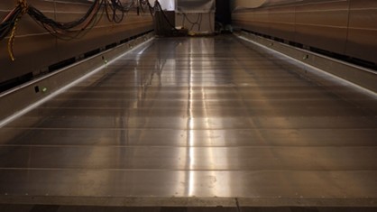 図1　難燃性マグネシウム合金で作製した新幹線車両の客室床（床敷物の取り付け前の状態）