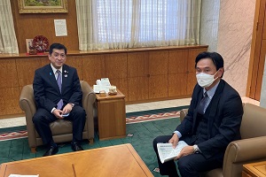 鹿児島県塩田知事への表敬訪問の様子（左側 塩田鹿児島県知事、右側 NEDO久木田理事）