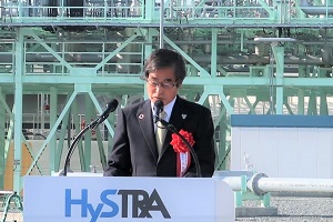 式典において演台から挨拶するNEDO石塚理事長の写真
