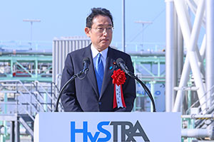 式典において演台から挨拶する岸田総理大臣の写真