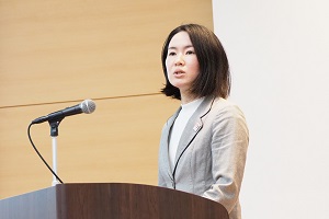 開会挨拶する経済産業省 製造産業局 次世代空モビリティ政策室 宇田室長