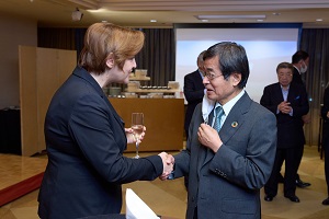 握手するペトリッチ駐日スロベニア大使（左）と石塚理事長（右）