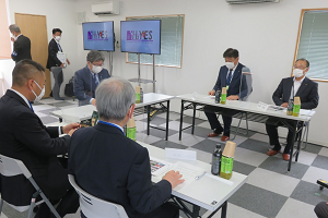 プロジェクト担当者から説明を受ける萩生田経済産業大臣（写真中央）の写真