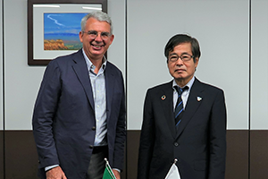 Photo of Italian Ambassador to Japan, Mr. Gianluigi Benedetti, and Chairman Ishizuka