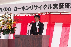 完成公開イベントで挨拶する和田理事の写真