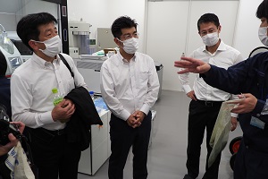 施設の説明を受ける和田理事（左）、里見経済産業大臣政務官（中央）、湯﨑広島県知事（右）の写真