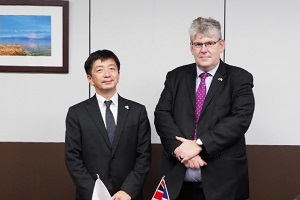 和田理事（左側）とモンクス首席科学顧問（右側）の写真