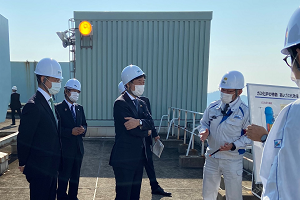 「石炭ガス化燃料電池複合発電実証事業」の施設の説明を受ける（左から）湯﨑広島県知事、石塚理事長、西村経済産業大臣の写真