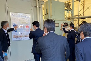 西村経済産業大臣（左から2番目）によるカーボンリサイクル実証研究拠点の視察の写真