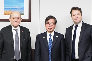 Photo of Mr. Jean-Yves LE DRIAN, former President of the Regional Council of Bretagne, former French Minister of Foreign Affairs and former French Minister of Defense (left), NEDO Chairman Ishizuka (center), and Mr. Loïg CHESNAIS-GIRARD, President of the Regional Council of Bretagne (right)