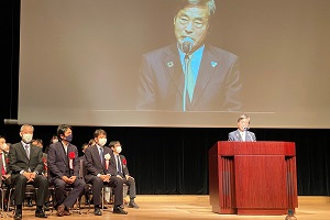 演壇で総評するNEDO石塚理事長（中央）　列席者左よりJAXA山川理事長、WiL伊佐山共同創業者CEO、河西内閣府宇宙開発戦略推進事務局長の写真