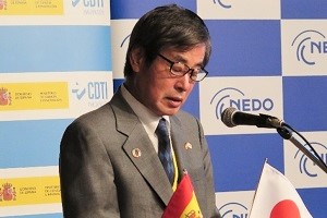 開会挨拶するNEDO石塚理事長の写真