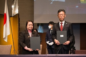 Photo of MOU exchange between BCDA President & CEO Aileen Anunciacion R. Zosa (left) and NEDO Executive Director YUMITORI Shuji (right)