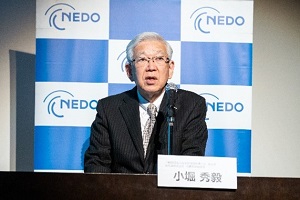 講演する一般社団法人日本経済団体連合会　小堀副会長の写真
