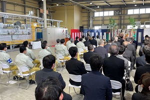 リサイクル工場竣工式と出席者の写真