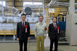 NEDO弓取理事（左）、株式会社新菱土山社長（中央）、北九州市梅本副市長の写真（右）