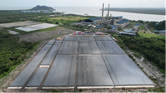 隣接する火力発電所および微細藻類生産設備「C4」の写真