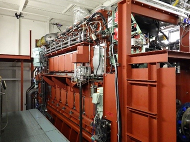 今回混焼試験を開始したアンモニア燃料舶用4ストロークエンジン実機の写真