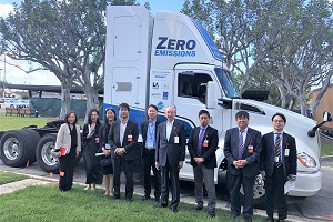 大型燃料電池トラックの研究所を視察するNEDO斎藤理事長（右から4人目）と関係者の写真