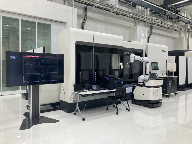 Cloud-based wireless cooperative control platform between automatic guided vehicles with robots (AGV) and production facilities