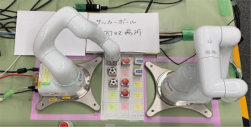 ロボットアームがサッカーボールを回収している写真